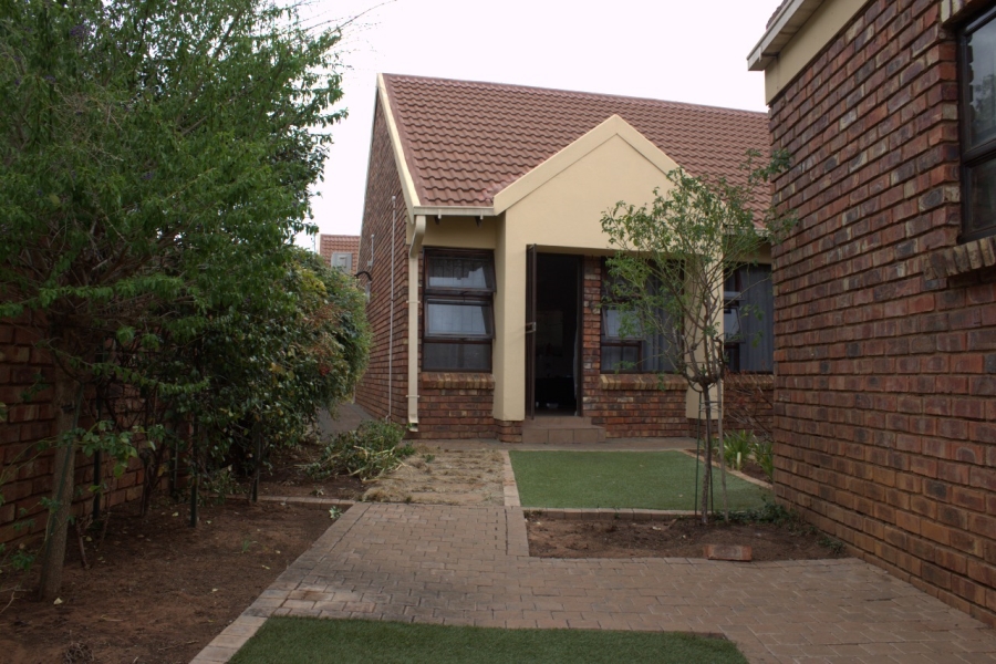 2 Bedroom Property for Sale in Langenhovenpark Free State